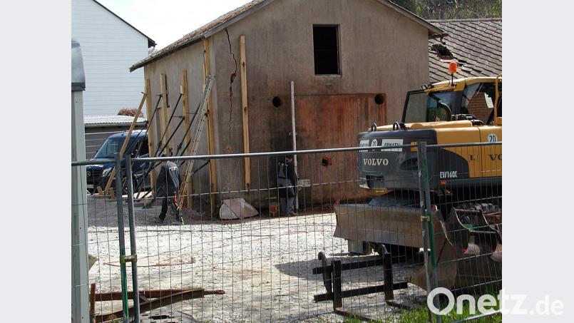 Während die Nordseite durch Balken gestützt wird, setzt ein Arbeiter der hiesigen Firma Reiß &amp; Schreyer die Säge an, um anschließend ferngesteuert einen sauberen Schnitt nach oben auszuführen. Bild: ld