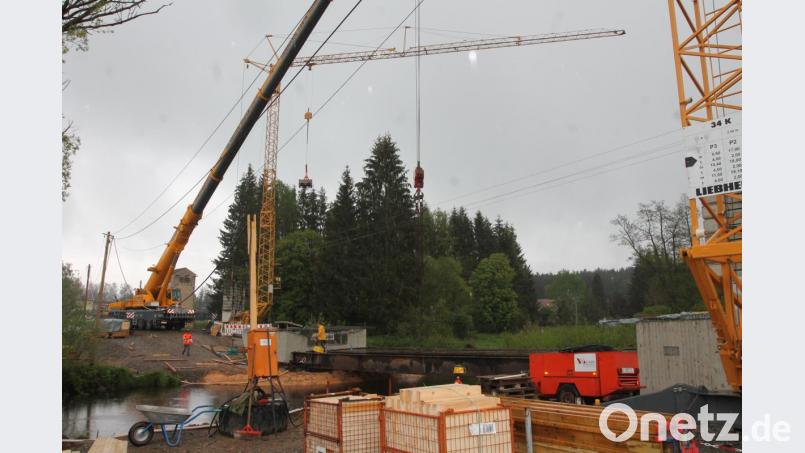 Mit dem Kran erfolgt der Einbau der Stahlträger. Bild: pi