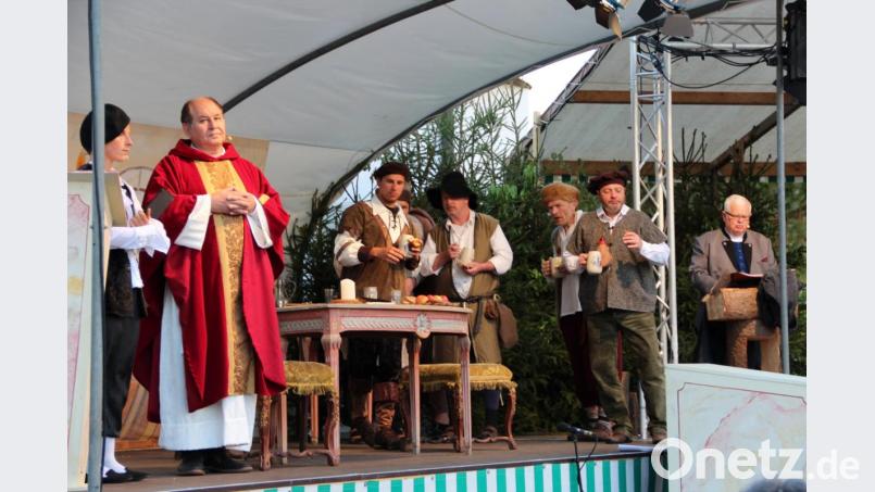Bischof Otto muss die ungehobelten Zeugen der Klostergründung mit Essen und Trinken bei Laune halten. Ganz rechts Walter Tausendpfund, der Autor des Stückes, als Erzähler. Bild: cs