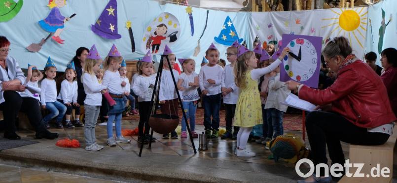 Hex, hex in der Kirche. Die Mädchen und Buben führen allerhand Zauberhaftes auf und - Simsalabim - ist die Stimmung bei den Zuschauern bestens. Bild: le