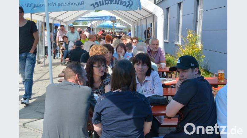 Strahlender Sonnenschein belohnte die Bemühungen der Werkstattleitung, alle Sitzplätze waren besetzt. Bild: jr