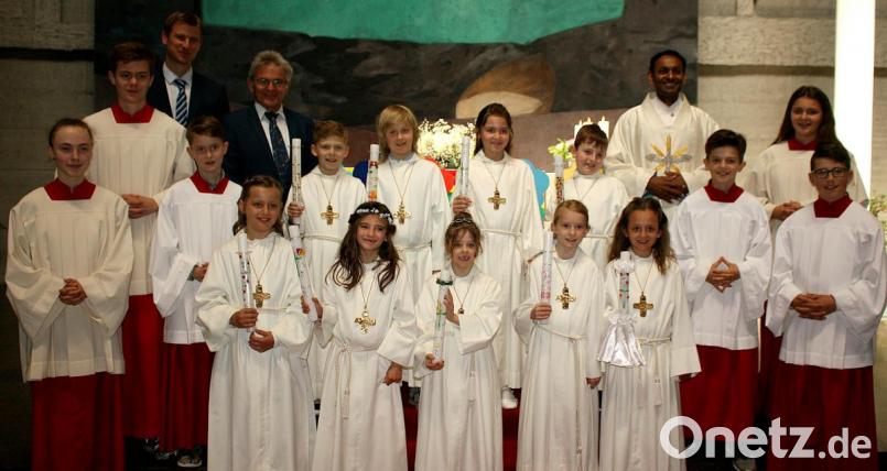 Die Kommunionkinder aus Pirk feiern mit den Lehrern Matthias Werner und Herbert Baumann sowie Pfarrer Jaison Erstkommunion. Bild: zer