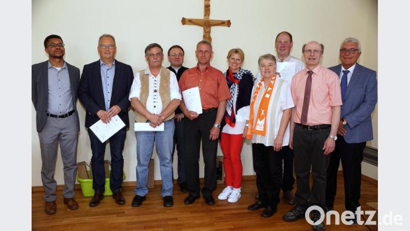 Reinhard Veigl, Robert Etterer, Thomas Hofweller, Monika Kainz (vorne, Zweiter bis Fünfte von links) und Roland Schäffler (Dritter von rechts) halten der Kolpingsfamilie seit der Gründung die Treue. Dafür danken Kaplan Justin Kishimbe (links), Geistlicher Beistand Pfarrer Markus Bruckner (Vierter von links), amtierender Bürgermeister Josef Hecht, Ortsvorsitzender Johann Protschky und Bezirksvorsitzende Martina Mark (vorne von rechts). Bild: bkr