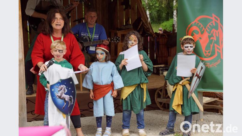 &quot;Ja, so warn´s die alten Rittersleut´&quot;, singt die Kinderdorffamilie. Bild: bkr