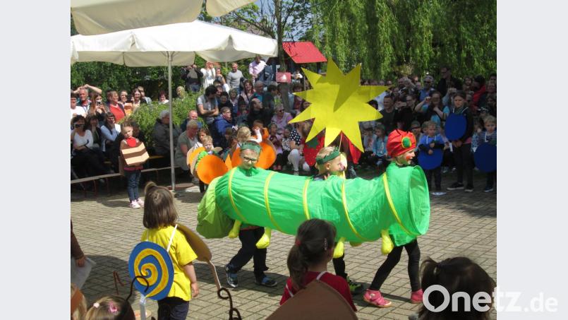 Farbenfrohe Darbietungen boten die Hedwigsheim-Kinder. Bild: exb