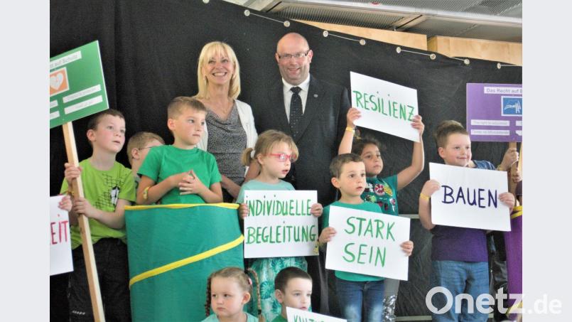 Staatssekretärin Carolina Trautner mit dem Geschäftsführenden Vorstand des St. Michaels-Werk Grafenwöhr Tassilo Heimberg und Kindern der Schulvorbereitenden Einrichtung. Bild: exb