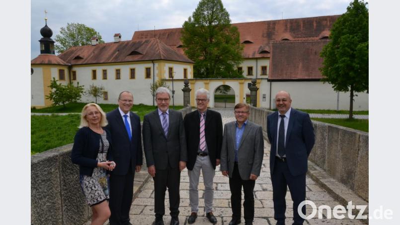 Von der Fischhofbrücke und dem Amtsgerichtsgebäude zeigte sich Ministerialdirektor Frank Arloth (Zweiter von links) begeistert. Mit Verwaltungsmitarbeiterin Gudrun Stelzl, Amtsgerichtsdirektor Thomas Weiß, Richter Peter Neuner, Personalratsvorsitzenden Konrad Schedl und Reinhard Dotzauer, Geschäftsleiter Amtsgericht, (von links) sprach er über die Entwicklungen in der Justiz. Bild: rti