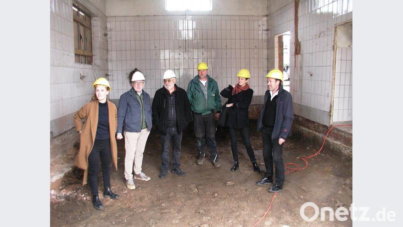 Besprechung nach Öffnen der Wand: mit Architektinnen Anna Firak und Judith Kinzl, zweitem Bürgermeister Christian Drehobel, Bauleiter Karl Landgraf und Egid Schreyer (jeweils von links) Bild: ld