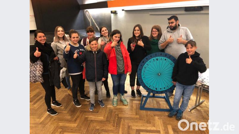 Sie durften das erste Escape-Game im Weidener Juz testen und sind begeistert. Theresa Sowa-Maier (Dritte von rechts), Julia Zimmermann (Zweite von rechts) und Osman Ismailoglu (rechts, Mitarbeiter im Escape-Room) begleiten das Spiel. Bild: exb