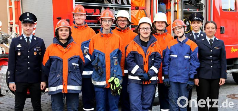 Abzeichen bekamen sieben Prüflinge der Feuerwehr Floß: Fabian Bauer, Jason Gleißner, Julia Günther, Lorenz Kraus, Sebastian Lindner, Jonathan List, Louis Schaller. Jugendwart Felix Witzl (links) und Kreisjugendfeuerwehrwartin Mirjam Schuller (rechts) gratulierten. Bild: mef
