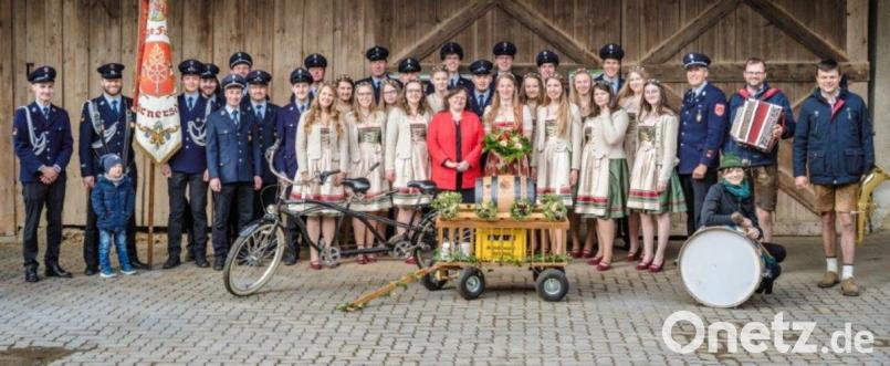 Mit Fahne, Festdamen und Musik machte die Feuerwehr Dürnersdorf ihrer Festbraut Franziska Frey (mit Blumenstrauß) ihre Aufwartung. Bild: exb