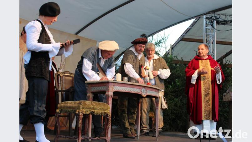 Bischof Otto muss die ungehobelten Zeugen der Klostergründung mit Essen und Trinken bei Laune halten. Bild: cs