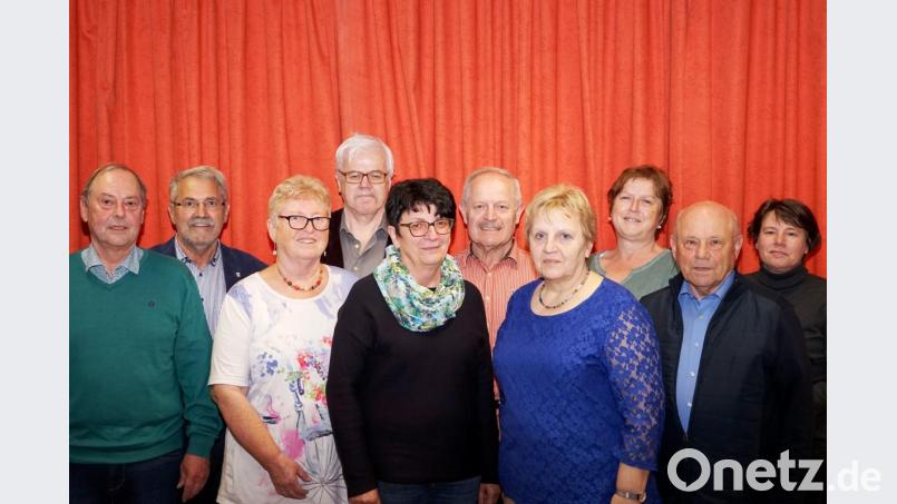 Die Mitglieder der KAB St. Johannes spenden 500 Euro für Projekt in Uganda. Bild: Kunz