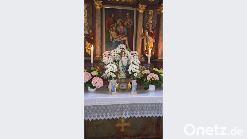 Der Marienaltar der Senkendorfer Kapelle ist für die Andacht festlich geschmückt. Bild: rpp