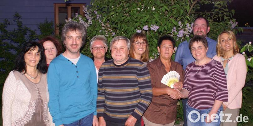 Margit Stich (Dritte von rechts) von der Theatergruppe Kastl übergibt die Spende für eine neue Lautsprecheranlage an Frieda Zeitler (Zweite von rechts), der Organisatorin der Wallfahrt nach Gößweinstein. Bild: rpp