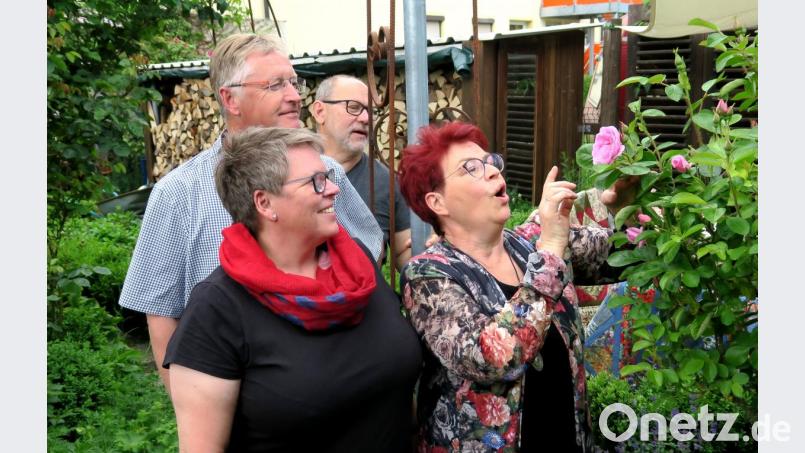 Petra Bergler-Fischer (rechts) führte die Besucher durch ihren Rosengarten und bewirtete sie mit Delikatessen aus Blütenblättern der Rose. Bild: Hirsch