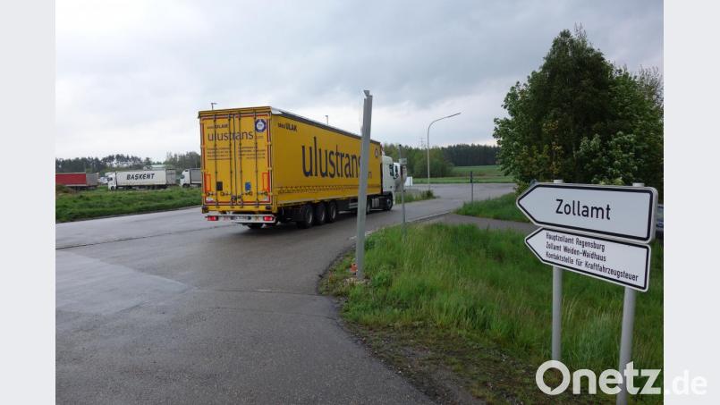 Ein neues Zusatzschild weist an der Einfahrt zum Waidhauser Zollamt nicht nur auf die korrekte Bezeichnung hin, sondern auch auf dessen Aufgaben. Bild: fjo