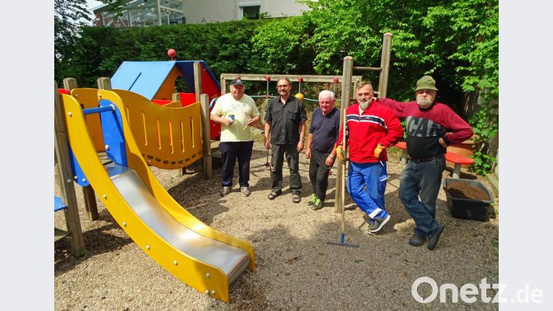Die fleißigen Männer des SPD-Ortsvereins Weiden/Vorderer Rehbühl legen im Kindergarten Maria Waldrast Hand an und überarbeiteten die Außenanlage. Bild: Dobmeier
