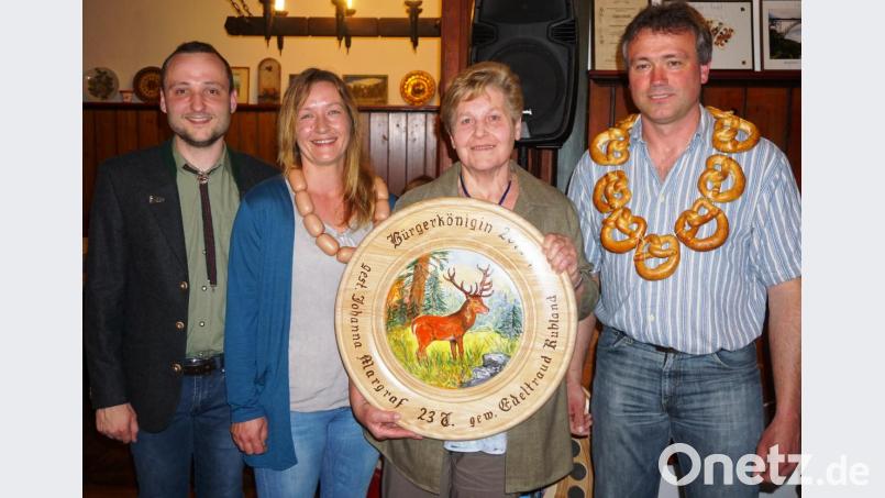 Bürgerkönigin Edeltraud Ruhland (Zweite von rechts) mit den Rittern Maria Höcherl und Martin Biegerl. Schützenmeister Martin Hanauer (links) gratulierte zu den Ergebnissen. Bild: see
