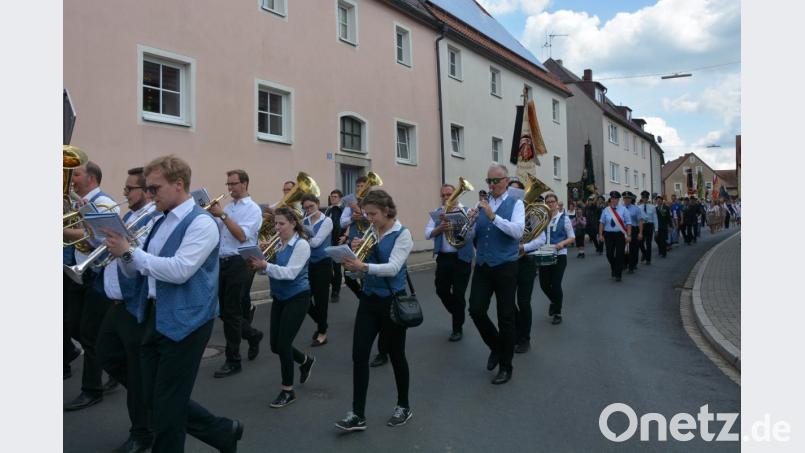 Ein stattlicher Festzug bewegte sich durch die Straßen der Marktgemeinde. Hier die Blaskapelle Konnersreuth. Bild: jr
