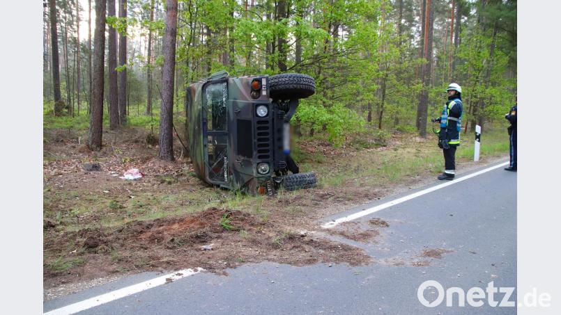 Der historische Hummer rutscht von der Straße und kommt auf der Seite zum Liegen. Bild: jma