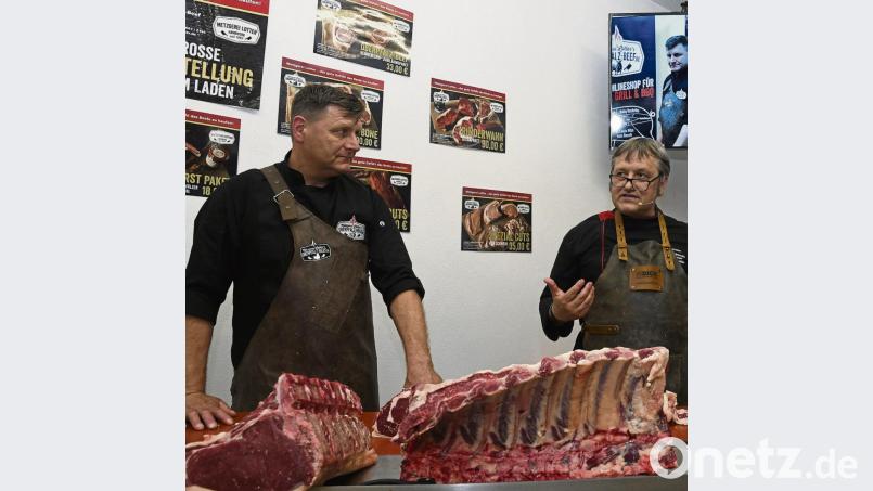 Fleischflüsterer“ Christoph Grabowski (rechts) stellte seine Philosophie der Nachhaltigkeit und Ethik bei der Tierhaltung vor. Thomas Ludwig von Oberpfalz-Beef assistierte ihm bei der Fleisch-Vorstellung. Bild: ge