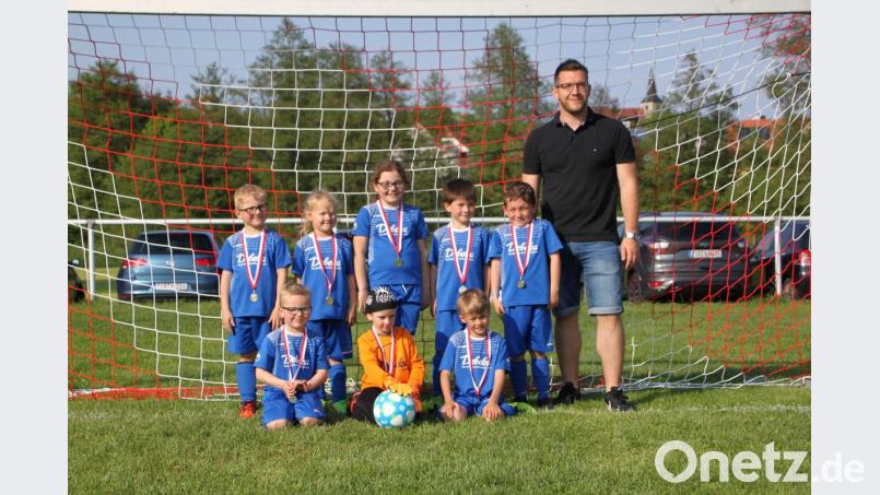 Die Siegermannschaft des SV Immenreuth mit Trainer Markus Rauseo. Bild: den