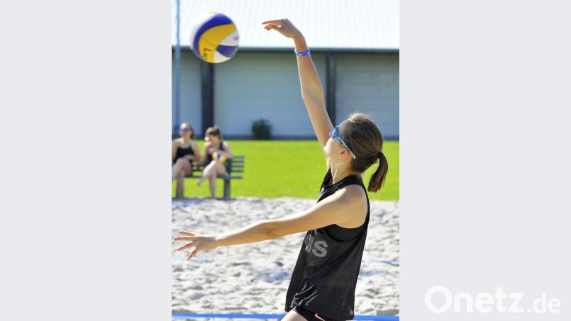 Lucy Riß beim Aufschlag Bild: Hubert Ziegler