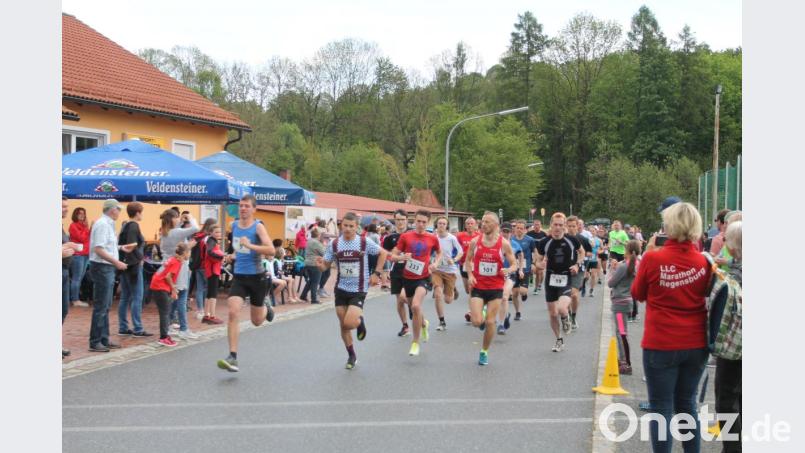 Andreas Hecht (Nr. 101) gibt bereits beim Start Gas. Bild: pi