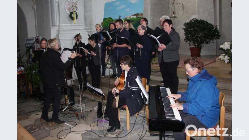 Der Vorabendgottesdienst am Samstag wurde vom Singkreis „Cantiamo“ – geleitet von Karin Gerolstein – mit schönen Liedern umrahmt. Bild: wro