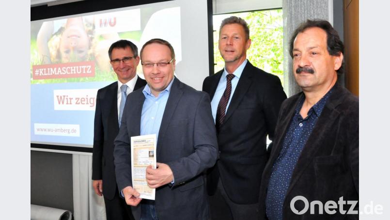 Für 1700 Mieteinheiten haben die Stadtwerke 226 Energieausweise erstellt. Von links: Stephan Prechtl und Thomas Großer von den Stadtwerken sowie Dieter Gerl und Thomas Kalb vom Wohnungsunternehmen. Bild:  Karoline Gajeck-Scheuck/exb