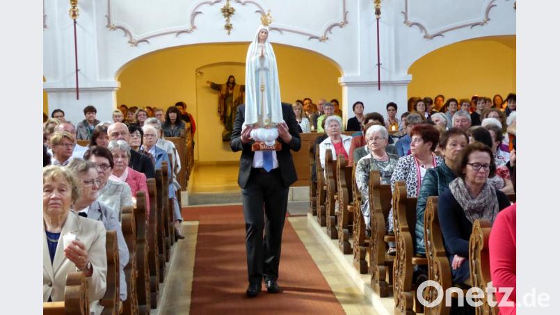 Die Marienstatue wird in die Kirche getragen. Bild: fsb
