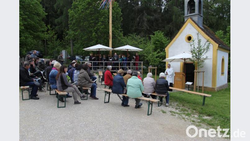Die Maiandacht an der Kapelle im Freilandmuseum stand unter der Überschrift „Maria, leuchtender Stern“. Bild: ral