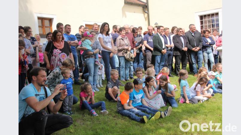 Viele Eltern wohnten der Einweihungszeremonie im &quot;Garten der Freundschaft&quot; bei. Bild: kro