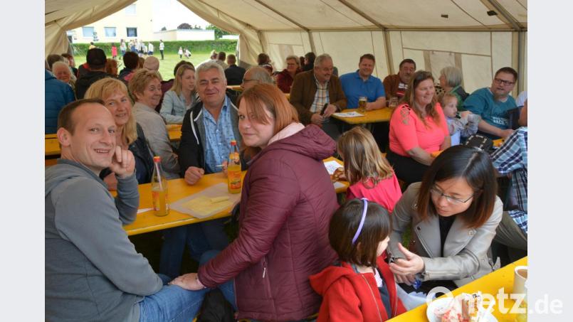 Vom Regenwetter ließen sich die Besucher des Sommerfestes des Kindergartens St. Hedwig nicht die Stimmung trüben. Für alle Fälle standen Zelte bereit. Bild: jr