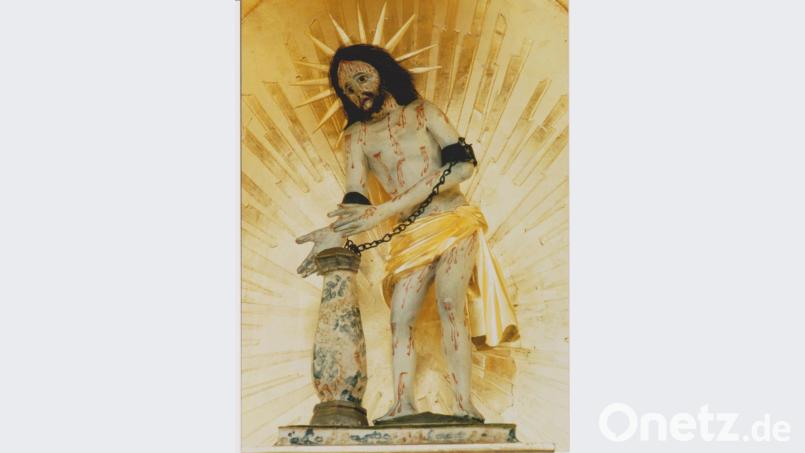 Dieser „Gegeißelte Heiland“, eine Holzfigur, wurde von der Hiltnerin im Jahre 1746 mit angeblich größter körperlicher Beschwerlichkeit auf dem Rücken von Steingaden nach Moosbach getragen. Das Gnadenbild befindet sich heute auf dem Hochaltar der Wieskirche. Bild: gi