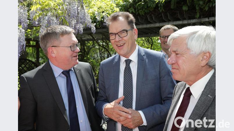 Oberbürgermeister Michael Cerny (links) im Gespräch mit Bundesentwicklungsminister Gerd Müller (Mitte) und Bundestagsabgeordnetem Alois Karl. Bild: Wolfgang Steinbacher