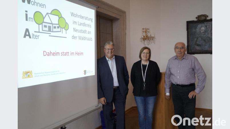 Berater Udo Müller aus Eschenbach, Brigtte Menzl vom Sozialamt und Berater Harald Köcher aus Moosbach (von links) informieren in die Schlosskapelle über das Thema Wohnen im Alter. Bild: arw