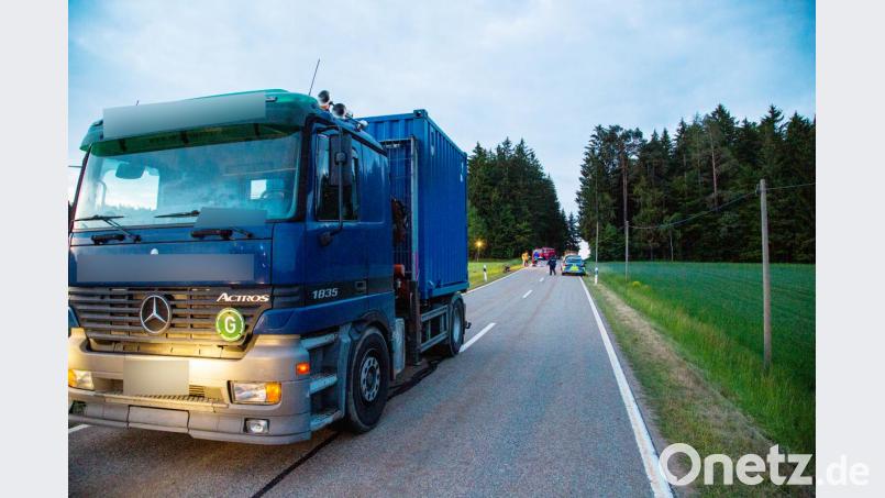 Der Lkw (links) überrollte einen 45-jährigen Oberviechtacher, der am Montag gegen 4 Uhr zwischen Trefnitz und Pamsendorf bereits auf der Straße gelegen haben soll. Für den 45-Jährigen kam jede Hilfe zu spät. Bild: Hösamer