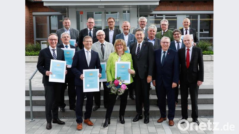 Die ostbayerischen Ausbilder erhalten in Regensburg eine Urkunde des Bayerischen Wirtschaftsministeriums. Darunter Dipl.-Ing (FH) Hans-Wolfgang Töppel aus Vohenstrauß (Sechster von links) und Friseurmeister Armin Sengenberger aus Neustadt/WN (Siebter von links). Bild: Foto Graggo