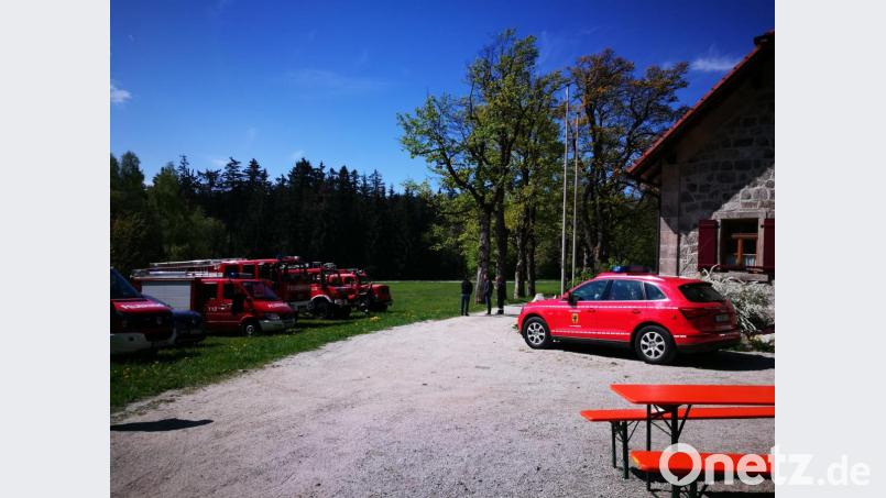 Mit 14 Fahrzeugen waren die Wehren aus dem KBM-Bezirk Thurm im Steinwald bei der Funkübung unterwegs. Bild: njn