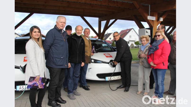 Ganz im Zeichen der E-Mobilität stand der Besuch des Europaabgeordneten Ismail Ertug (Dritter von rechts), der auf Einladung des örtlichen SPD-Vorsitzenden Günther Amann (Vierter von links) nach Hirschau gekommen war und auch die Caritas-Sozialstation besuchte. Deren Geschäftsstellenleiter Richard Sellmeyer (Vierter von rechts) treibt seit 2014 die Umrüstung des Fuhrparks auf E-Mobilität voran. Bild: ads
