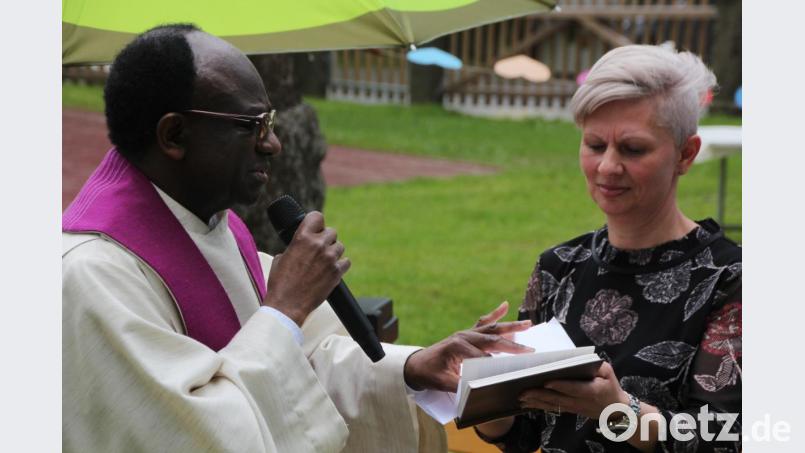 Pfarrer Charles Ifemeje segnete den neuen Freundschafts-Garten, unterstützt wurde er dabei von stellvertretender Kinderhausleiterin Ilona Kilian. Bild: kro