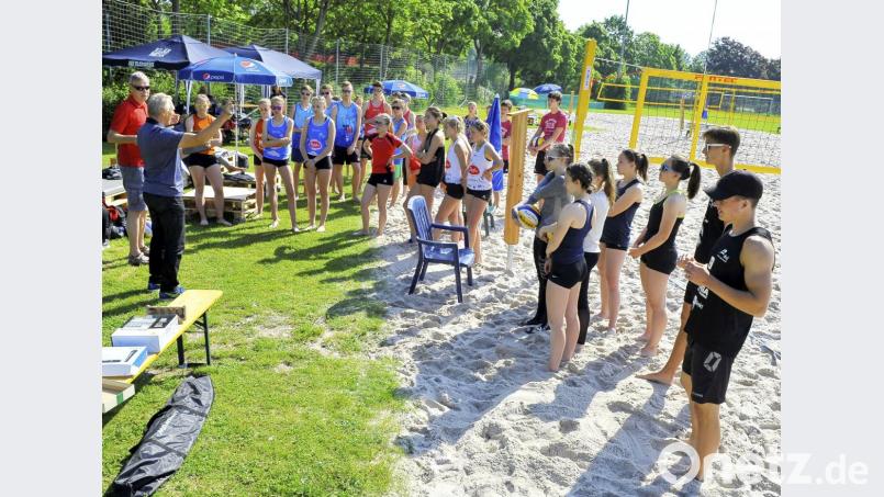 Begrüßung der Teilnehmer an der Opf.Meisterschaft 2019 U-18 im Beachvolleyball durch Gerd Spies (links)

Bild: Ziegler Bild: Hubert Ziegler