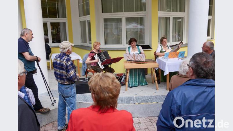 Ein Trio des Zitherclubs mit (von links) Kartn Uhl, Anita Blohmann und Anna Hruschka eröffneten die Kursaison in Konstantinsbad. Bild: njn