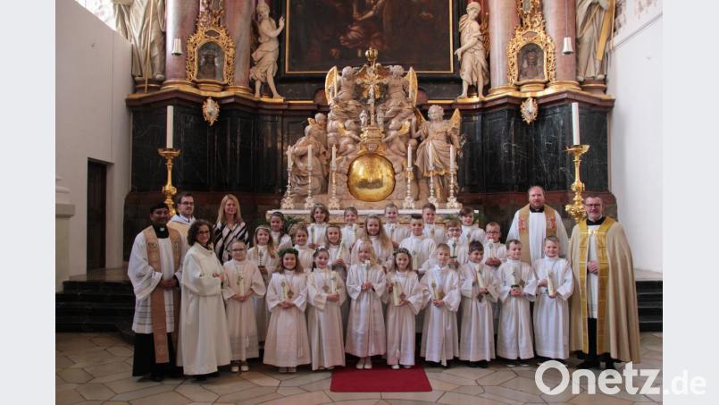 Die Erstkommunionkinder der Klasse 3 b zusammen mit (von rechts) Stadtpfarrer Thomas Vogl und Pfarrvikar Markus Hochheimer und (von links) Pater John, Diakon Frater Gregor Schuller OSB, Gemeindereferentin Gertrud Hankl und der Leiterin der Grundschule, Karin Gleißner. Bild: exb
