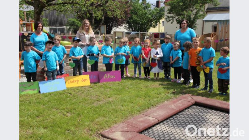 Die Kinderhaus-Kinder hießen die Gäste in deutscher und in tschechischer Sprache willkommen. Bild: kro