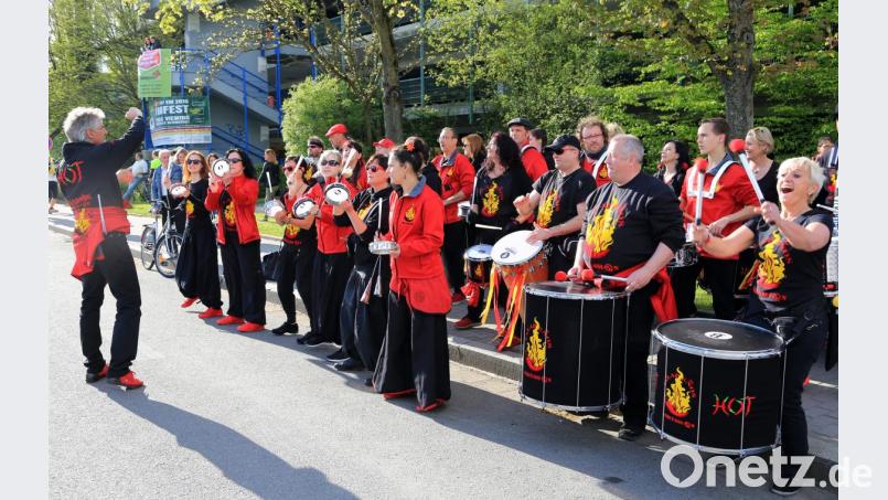 Musikgruppen feuern Läufer und Zuschauer an. Bild: Gerhard Götz