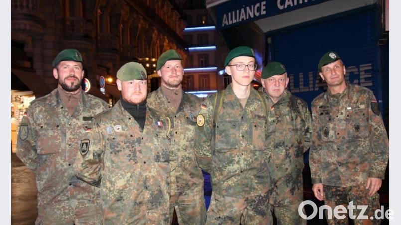 Ein Teil der Oberviechtacher Panzergrenadiere beim nächtlichen Spaziergang durch die Stadt Lourdes. Bild: dl