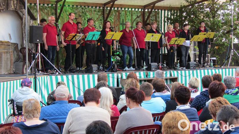 Die Jungen Christen legten zum Jubiläum 900 Jahre Kloster Michelfeld ein spitzenmäßiges Konzert auf die Bühne im Klosterhof. Bild: sck